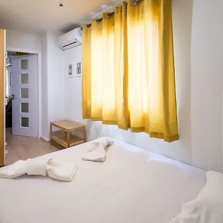Apartment Downtown Urban Flat For 4 People In Plaka