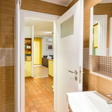 Downtown Urban Flat For 4 People In Plaka Athens